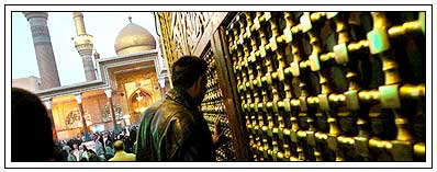 man pray in masjid 